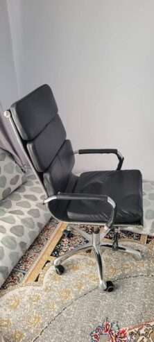 Premium Rolling Desk Chair: Brand New and Stable